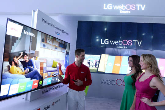 6일(현지시간) 미국 라스베이거스에서 열린 'CES 2015'에서 LG전자 직원이 '웹OS 2.0'을 탑재한 스마트 TV를 소개하고 있다.  LG전자 제공